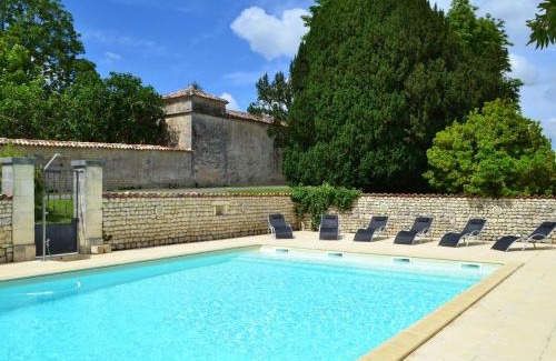 Lignieres-Sonneville House | Gîte spacieux avec jardin, piscine, cheminée, et équipements bébé au cœur des vignes du Cognac - FR-1-653-59