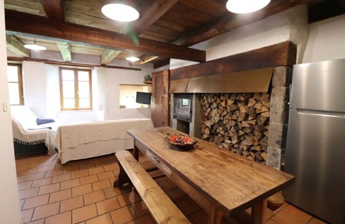 Saint-Saturnin House | Gîte ST Saturnin, Cézallier, Monts du Cantal, Santoire Valley