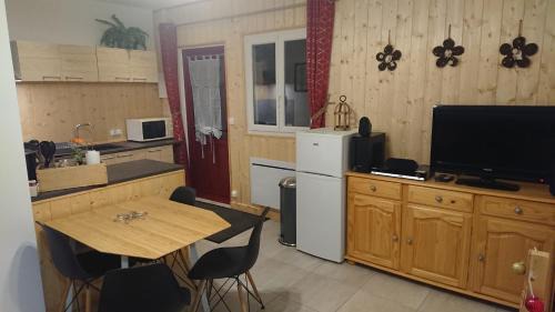 Besse-en-Chandesse House | Gîte tout confort 4 personnes