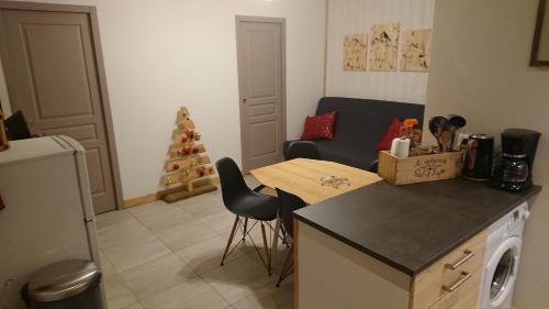 Besse-en-Chandesse House | Gîte tout confort 4 personnes