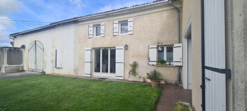 Echebrune House | Gîtes de 2 à 11 personnes au Domaine d'USSON