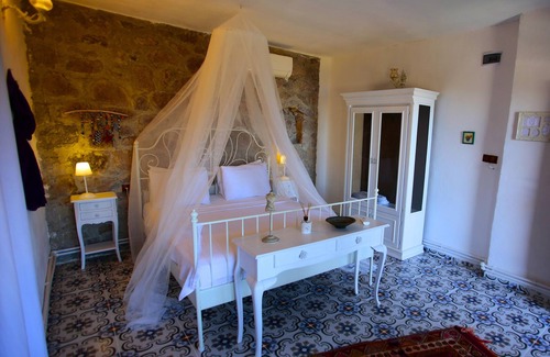 Dikili Hotel | Gülnar Sultan Taş Konak