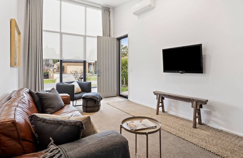 Kyneton House | G E O R G E Beautifully appointed modern townhouse