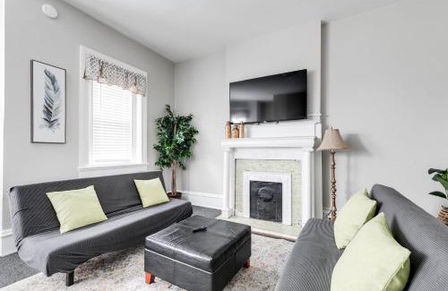 Fan District Apartment | G5 KING BED central location museums FREE PARKING