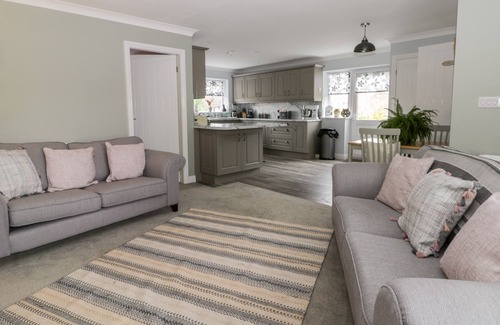Roos Cottage | GABBY'S GARDEN COTTAGE, romantic, with a garden in Roos