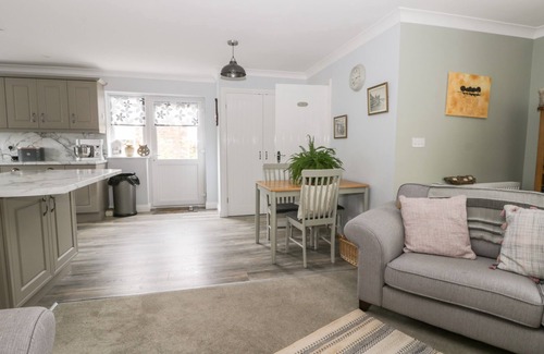 Roos Cottage | GABBY'S GARDEN COTTAGE, romantic, with a garden in Roos