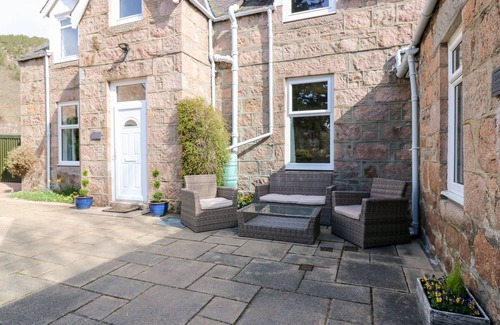 Ballater House | GAIRNLEA HOUSE, family friendly, with open fire in Ballater