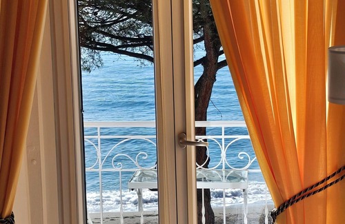 Maiori Resort | Galene - beachfront Costa d'AmalfinnCharming double bedroom with seaview balcony
