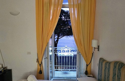 Maiori Resort | Galene - beachfront Costa d'AmalfinnCharming double bedroom with seaview balcony