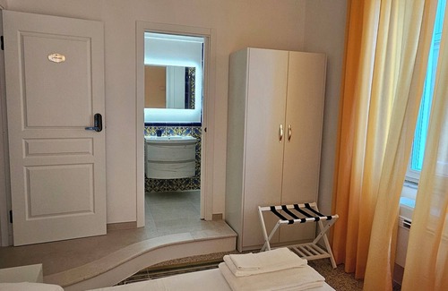 Maiori Resort | Galene - beachfront Costa d'AmalfinnCharming double bedroom with seaview balcony
