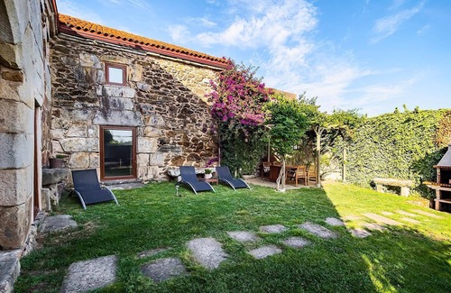 Lemaio Cottage | Galician pazo from the 16th century.