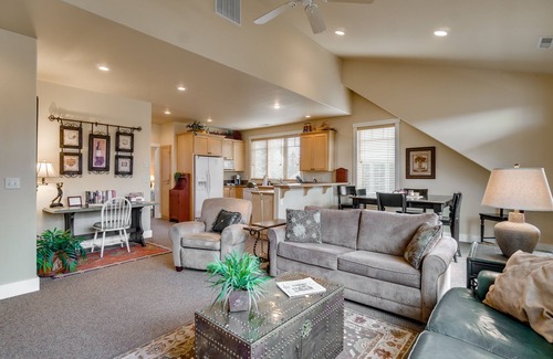 Sisters Condo | Galleries 1 Block, Spacious Yet Cozy, King & Queen Beds, 1 Pet Welcome, Mt. View