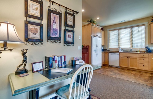 Sisters Condo | Galleries 1 Block, Spacious Yet Cozy, King & Queen Beds, 1 Pet Welcome, Mt. View
