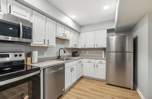 New Castle Apartment | Galloway 118 I Spacious Garden Style Retreat