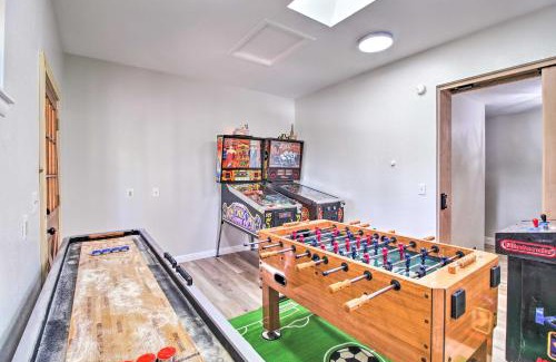 Pinetop House | Game Room and Wooded Views Pinetop Cabin!