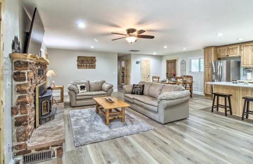 Pinetop House | Game Room and Wooded Views Pinetop Cabin!