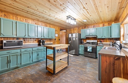 Ringold Cabin | Game Room with pool table and ping pong, hot tub, less than a mile from lake