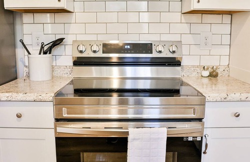Anniston House | GAMEROOM Getaway! 4BR completely updated home with 2 King Beds and a sunroom!