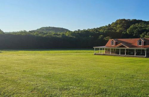 Laurelville House | GameRoom, HotTub, Piano, 5mi to OldManCave - Hocking Hills Copper House