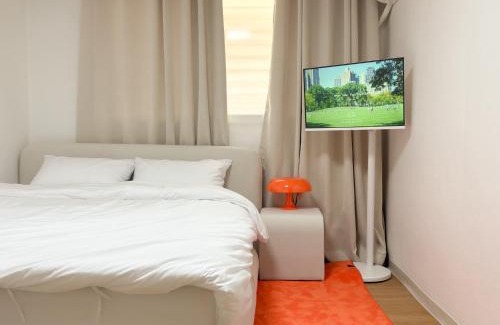 Nonhyeon-dong Apartment | Gangnam 23, 3 minutes walk from Sinnonhyeon Station, airport bus, 1st floor, emotional accommodation, sleeps 5, Netflix, WiFi