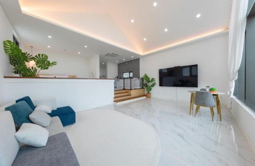 Jumunjin-eup Villa | Gangneung 115 Dokchae Pool Villa