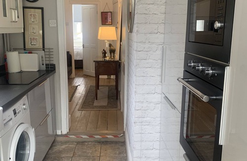 Hounslow South Apartment | Garden Apartment sleeps 4 only 30 mins Central London