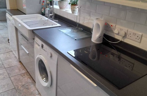 Hounslow South Apartment | Garden Apartment sleeps 4 only 30 mins Central London