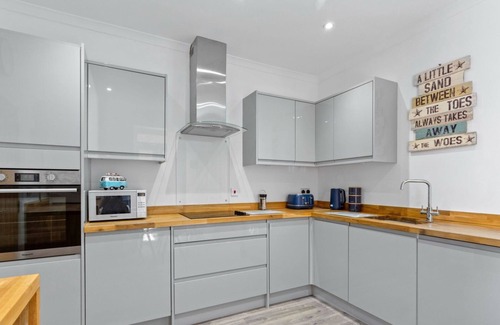 Hythe Apartment | Garden apartment with parking seconds from beach!