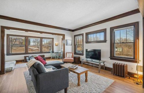 Bryant Apartment | Garden Apt, Majestic MPLS Duplex