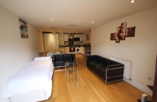 Hillingdon Apartment | Garden Court - 2 Bed Apt