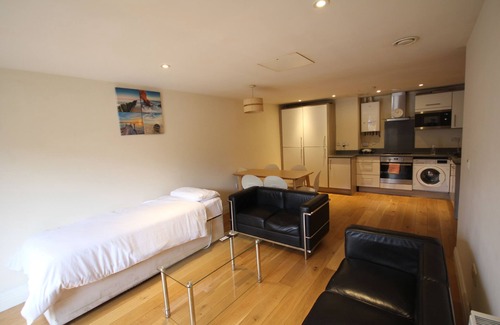 Hillingdon Apartment | Garden Court - 2 Bed Apt