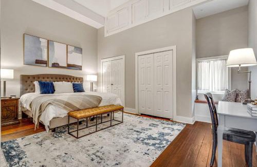 Lower Garden District House | Garden Dist Condo Festival Season Balcony