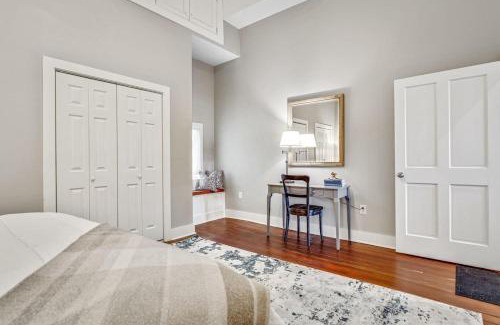 Lower Garden District House | Garden Dist Condo Festival Season Balcony