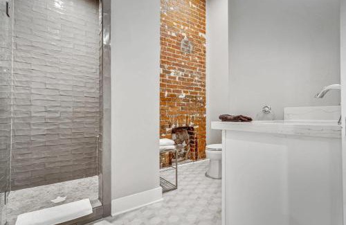 Lower Garden District House | Garden Dist Condo Festival Season Balcony