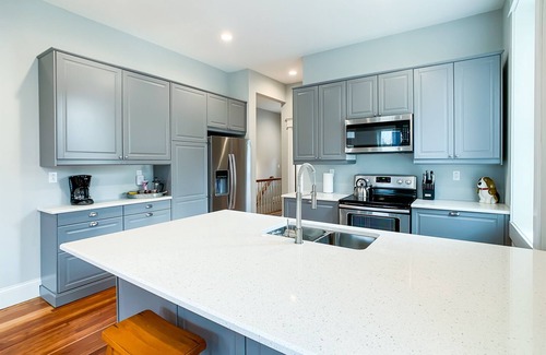 Washington House | Garden Flat at Cedar Haus - Downtown WashMo, Dog-Friendly, Wineries, Fenced Yard