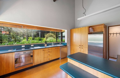 Waipahihi House | Garden Grove - Taupō Holiday Home