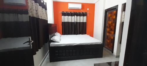 Kolkata House | Garden Guest House near Rene tower Ruby general hospital