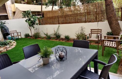 Ra'ananna Apartment | Garden House By IsrApart