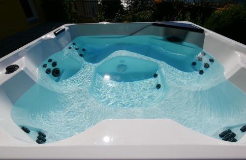 Lierna Apartment | Garden Jacuzzi Lake View