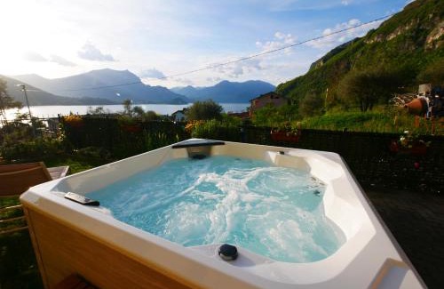 Lierna Apartment | Garden Jacuzzi Lake View