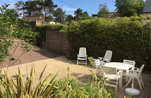 Ouistreham Apartment | Garden level 200m from the beach!