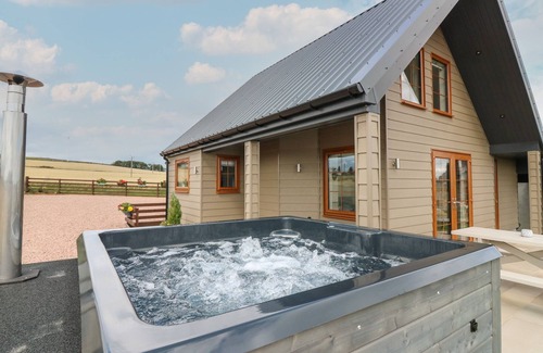 Insch House | GARDEN STUDIO, romantic, with hot tub in Insch