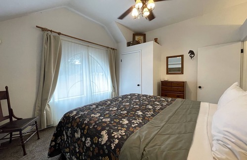 Ahwahnee Cabin | Garden Suite - Sierra Mountain Lodge