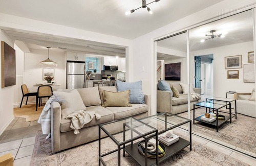 West Ridge Apartment | Garden Unit Getaway - Close to Wrigley, Andersonville, Evanston, and more!