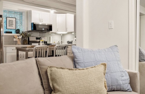 West Ridge Apartment | Garden Unit Getaway - Close to Wrigley, Andersonville, Evanston, and more!