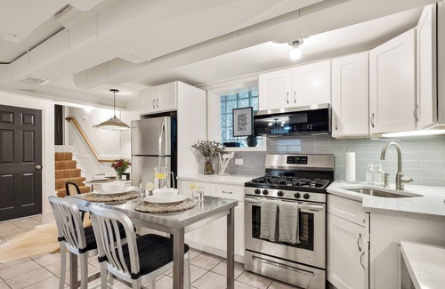 West Ridge Apartment | Garden Unit Getaway - Close to Wrigley, Andersonville, Evanston, and more!