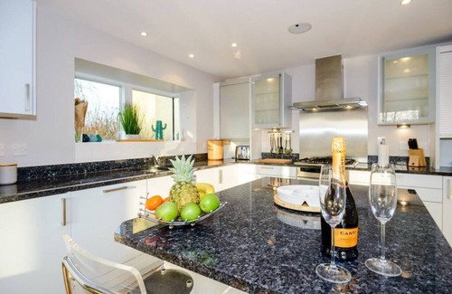 Cirencester House | Garden Villa - CW70 - HOT TUB - Lakeside Spa