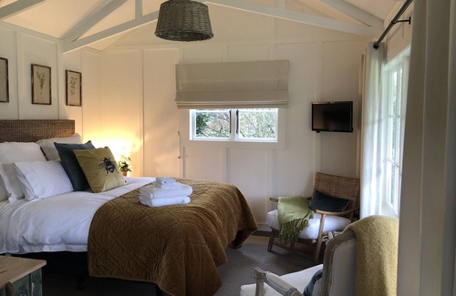 Tamahere Cottage | Gardeners' Cottage - Tranquil and private country-style accommodation.