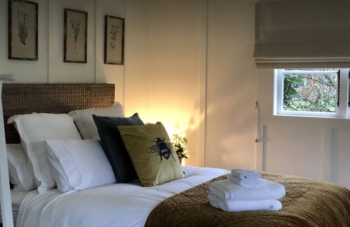 Tamahere Cottage | Gardeners' Cottage - Tranquil and private country-style accommodation.