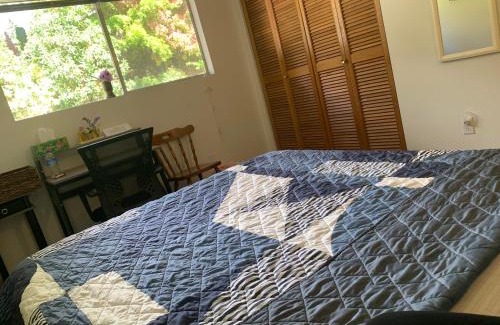 Education Hill House | GardenView queen-size bedroom